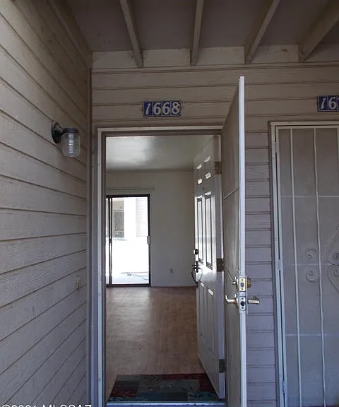 1668 W Park Wood Ln — Photo 2