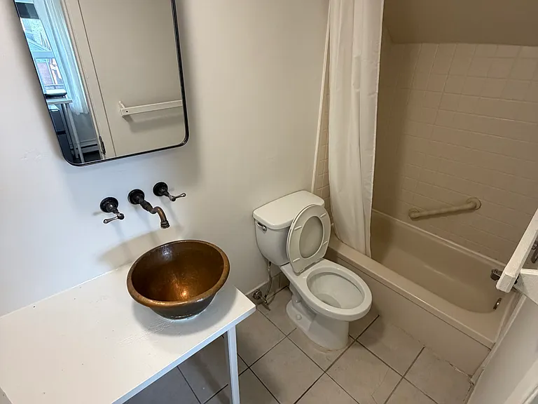 83 Spadina Rd #404 — Photo 1