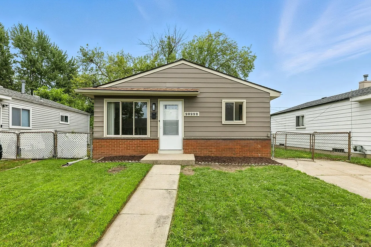 3 bed, 900 sqft, $1,600 — Photo 1