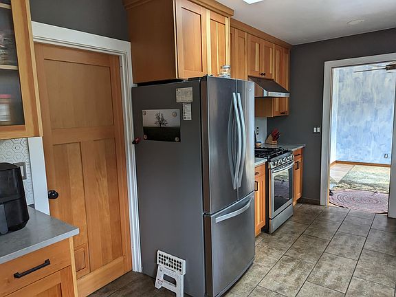 Kitchen door access to garage and laundry