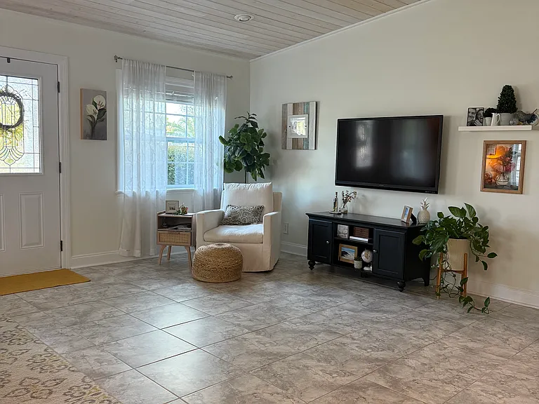 1306 Palm Cir — Photo 3
