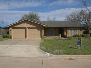 6905 NW Sprucewood Dr, Lawton, OK 73505