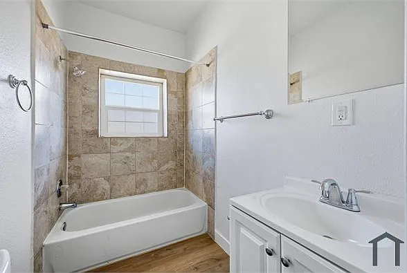4222 1/2 Wall St — Photo 9