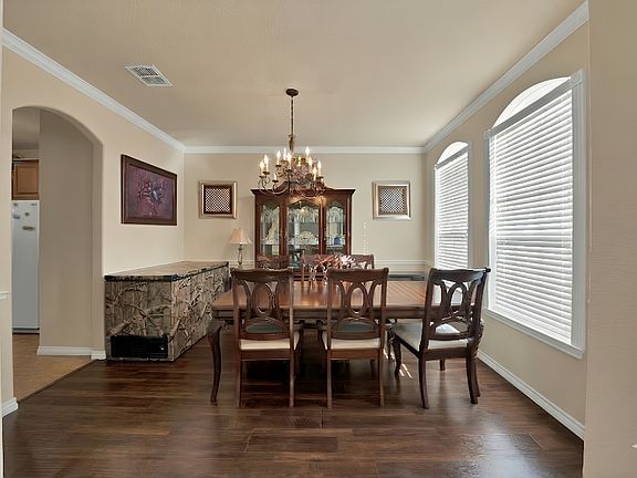 4th image of 709 Decatur Way