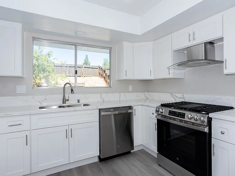 2908 Catalina Dr — Photo 7