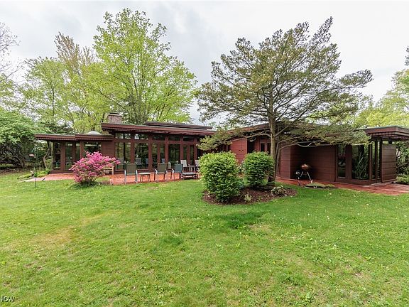 3rd image of 394 Sherry Ln
