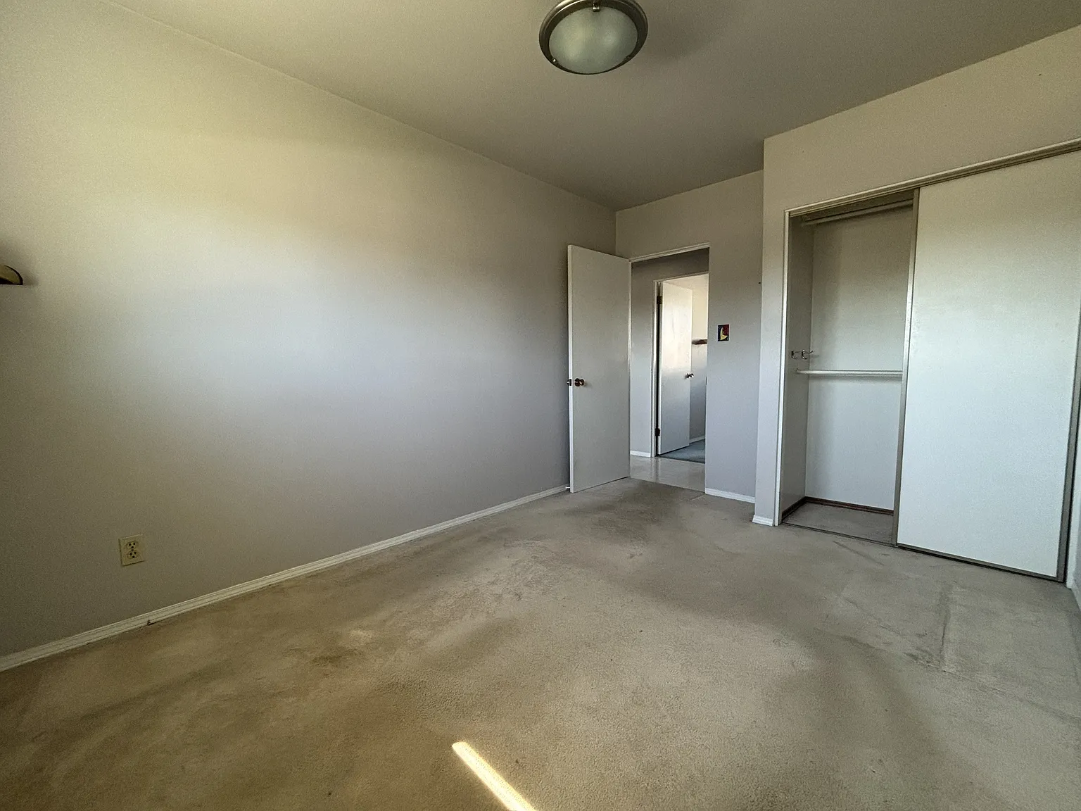 4 bed, 2000 sqft, $2,175 — Photo 4
