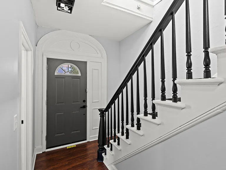 222 W Market St — Photo 6