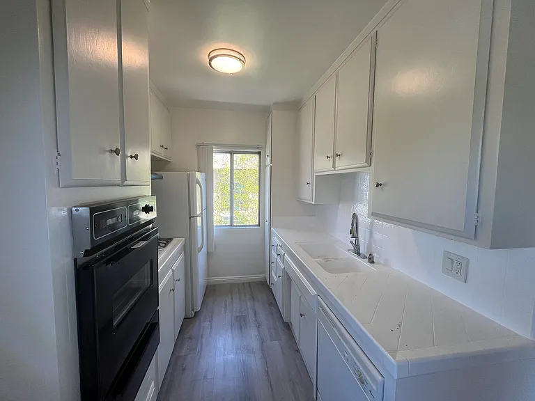 812 N Martel Ave #10 — Photo 9
