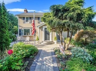 392 N Country Rd, Smithtown, NY 11787