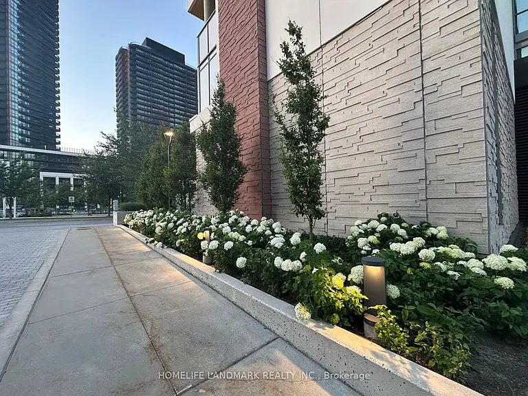 85 McMahon Dr #1810 — Photo 18