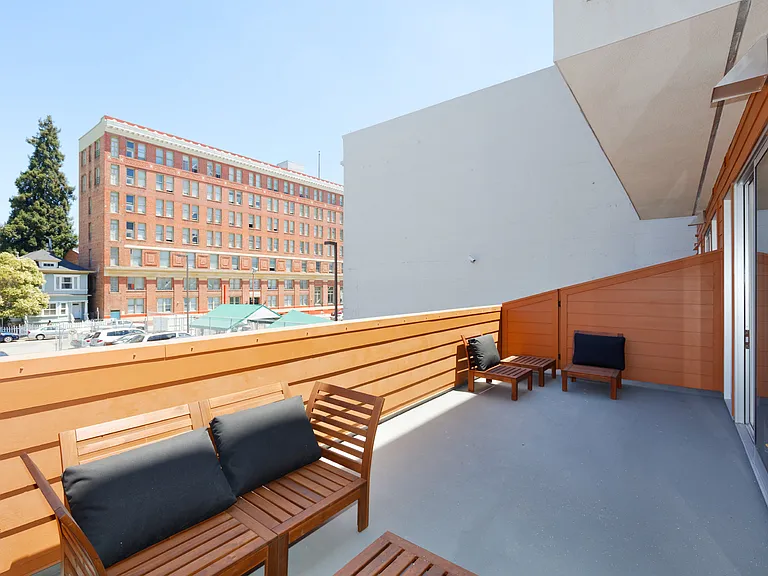 Private balcony

(Image shown is a model unit photo. Available units may vary slightly in appearance.)