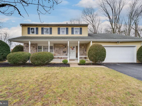 1 Pinewood Dr N, Douglassville, PA 19518