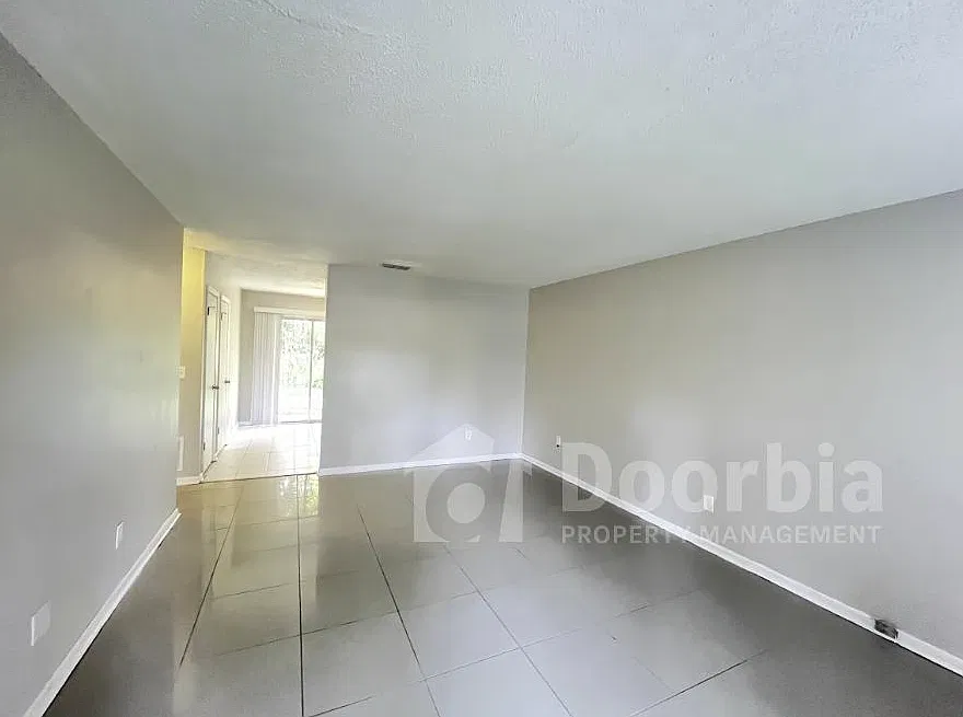Charming 2 Bedroom, 1 Bathroom Single-Story Duplex — Photo 2