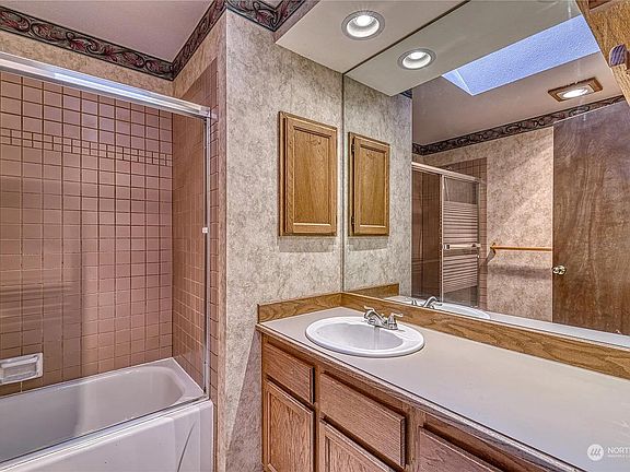 Bathroom (will be shared with 1 male roommate)