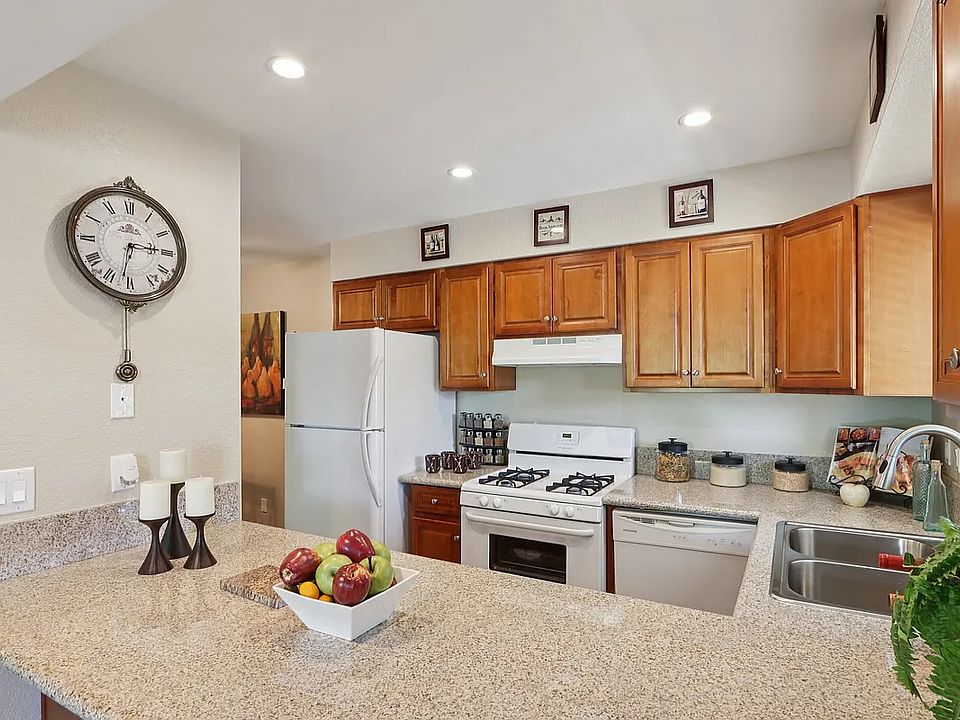 2 Bedroom 2 Bathroom Model (1,093 sqft.)

Kitchen