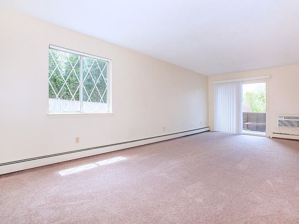 700 Ave Warren RI Zillow