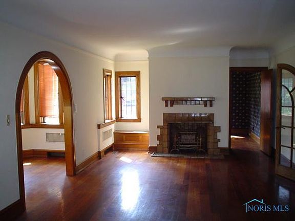 5th image of 2561 Parkwood Ave