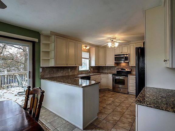 5th image of 625 Tiller Ave