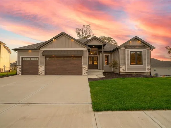 5794 NW Black Oak Ct, Parkville, MO 64150
