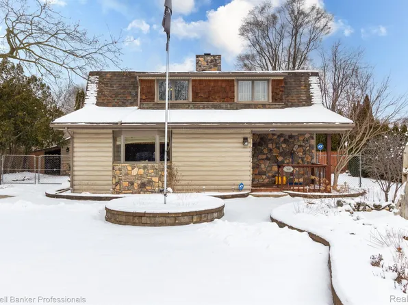 2820 Buckner Rd, Lake Orion, MI 48362