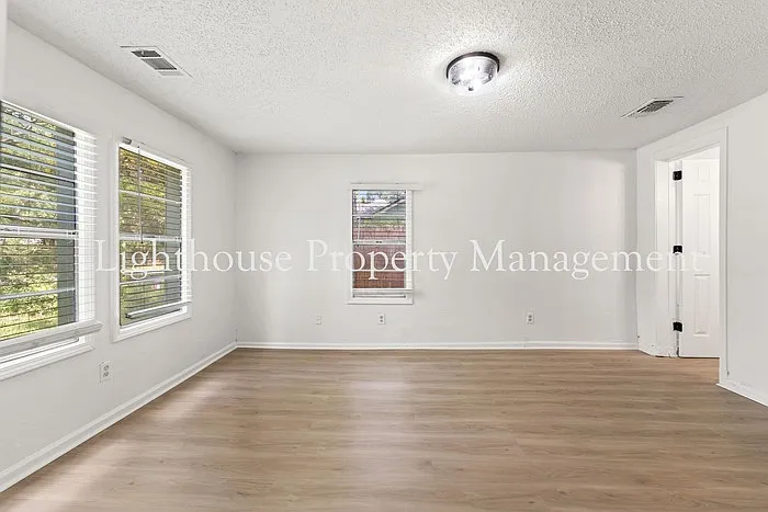 1021 Woodstock Ave — Photo 13