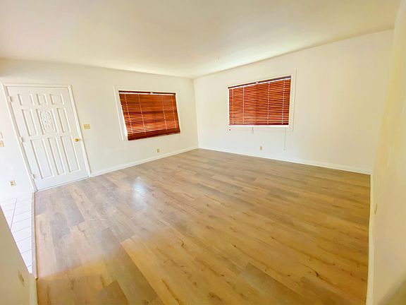4th image of 2737 Kelburn Ave #1