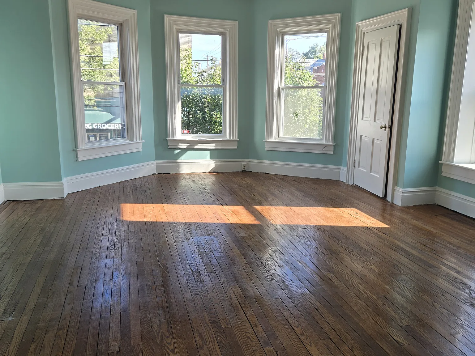 501 W King St — Photo 1