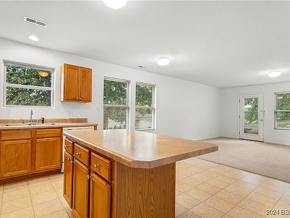 3rd image of 295 Primrose Ln