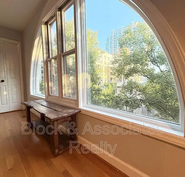 210 E Davie St — Photo 21