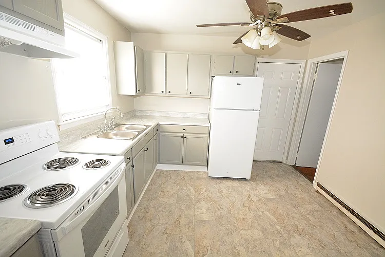 3 bed, 952 sqft, $1,095 — Photo 2