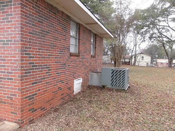 4th image of 2707 Clyburne St