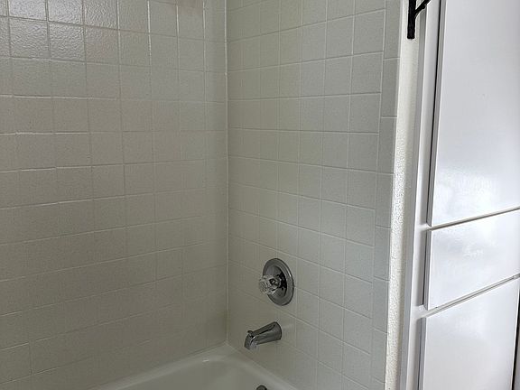 5th image of 5207 Woodrow Ave #B