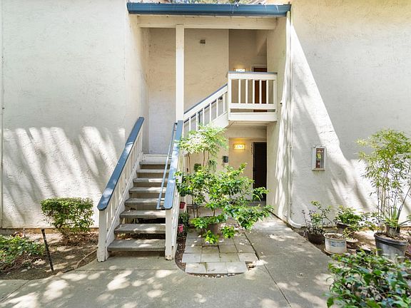 3rd image of 2207 Summereve Ct