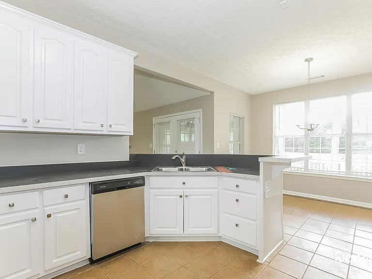 303 Laurel Ct — Photo 2