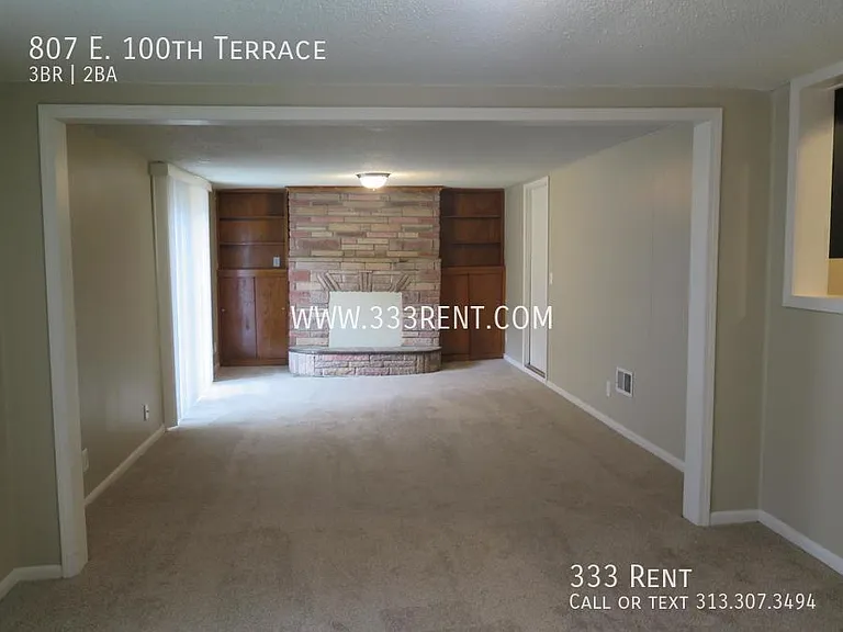 807 E 100th Ter — Photo 2