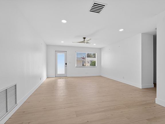 5th image of 2095 SW 14 Avenue SW
