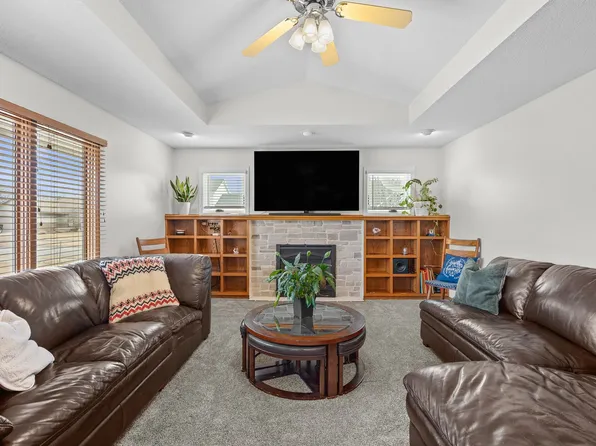 8001 Brookview Dr, Urbandale, IA 50322