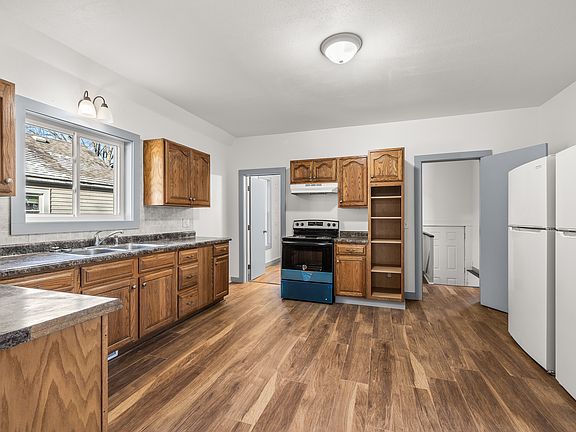 3rd image of 1616 Main St