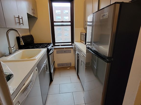5th image of 67-76 Booth St #5J