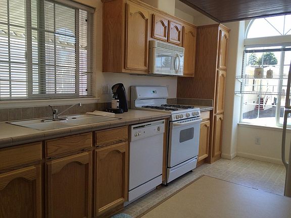 3rd image of 325 Sylvan Ave Spc 86