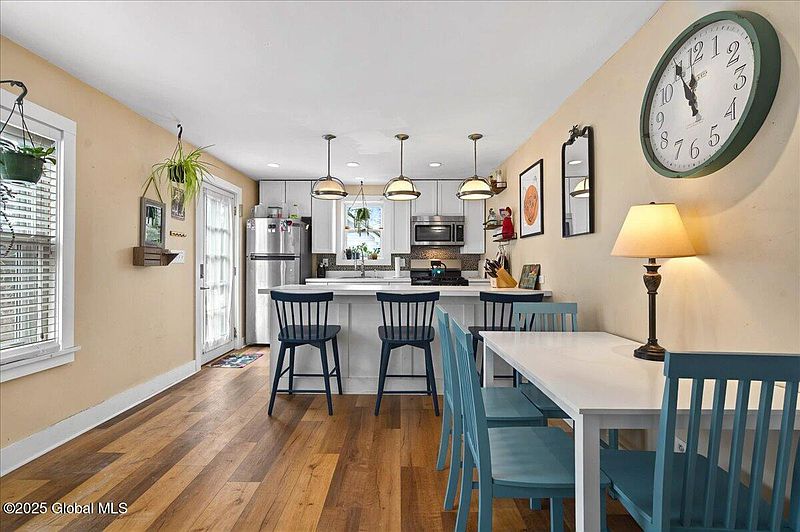 4th image of 321 Kingsley Rd