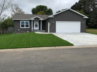 700 5th St NE, Plainview, MN 55964