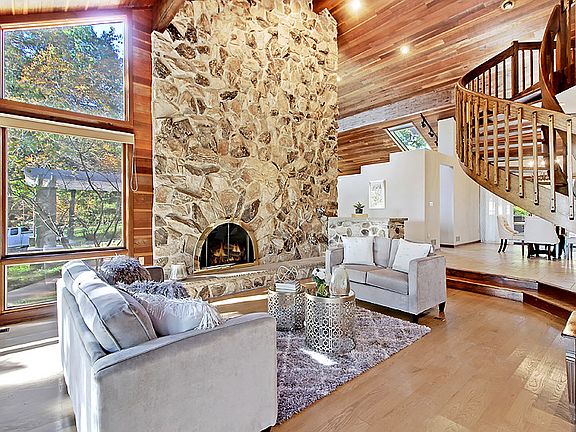 3rd image of 525 Johnston Dr