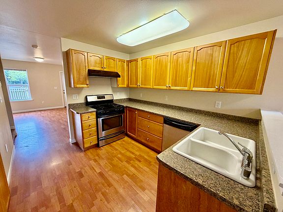 4th image of 978 Courtyard Cir