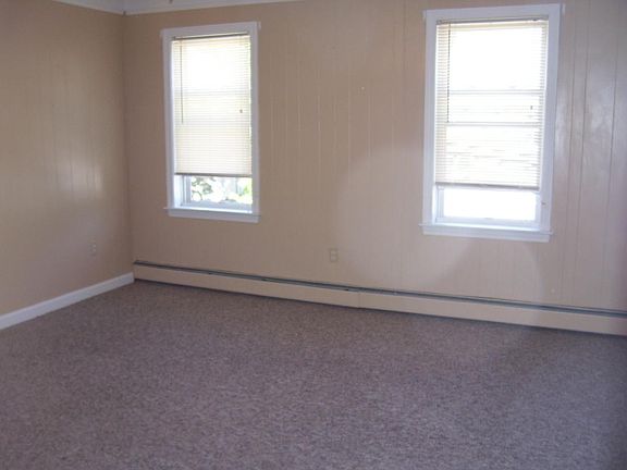 Large Living Room with plenty of wall space for your furnitu