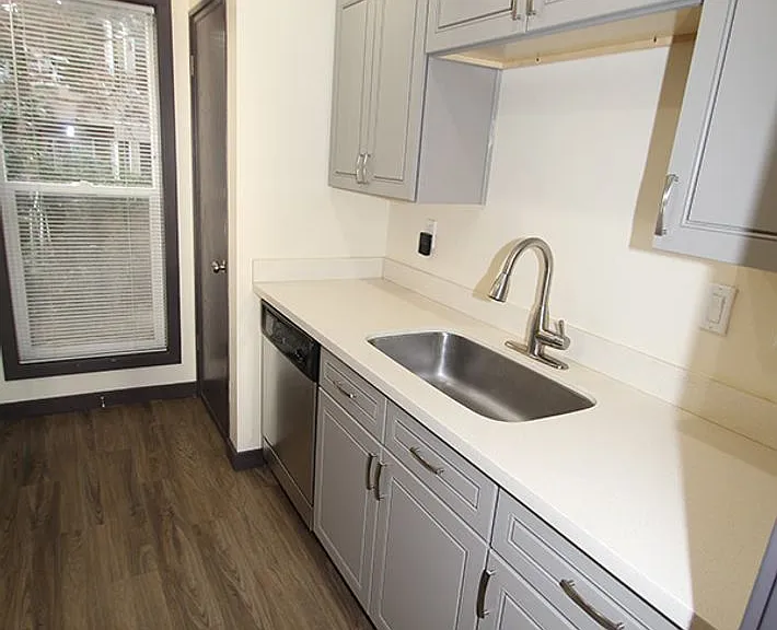 Hamilton Hall Apartments - Queen Anne — Photo 14
