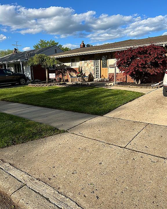 1st image of 29728 Maplegrove St