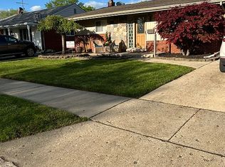 29728 Maplegrove St, Saint Clair Shores, MI 48082