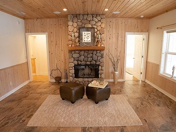 Fireplace/Living Room